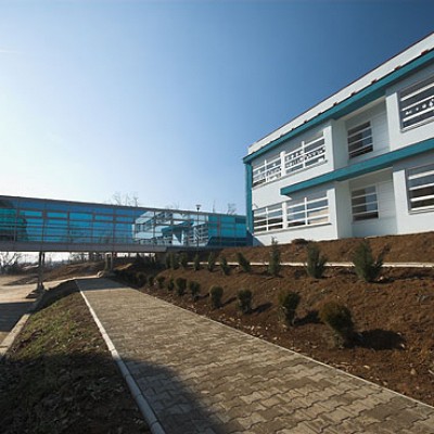 Реставрация здания начальной школы и медицинские центры